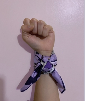 Pañuelo usado atado en la muñeca
