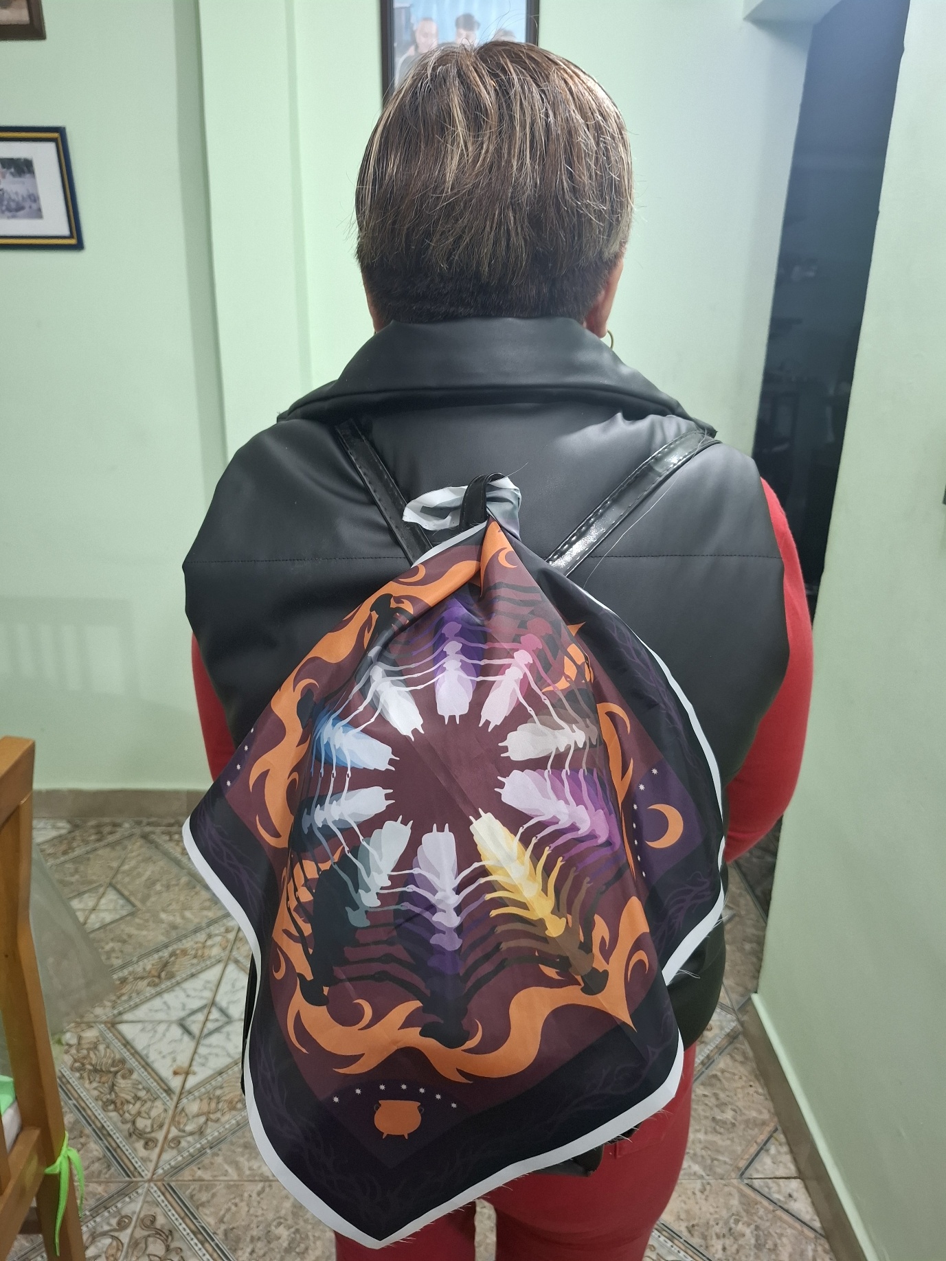 Pañuelo Calibán y la bruja usado sobre la espalda