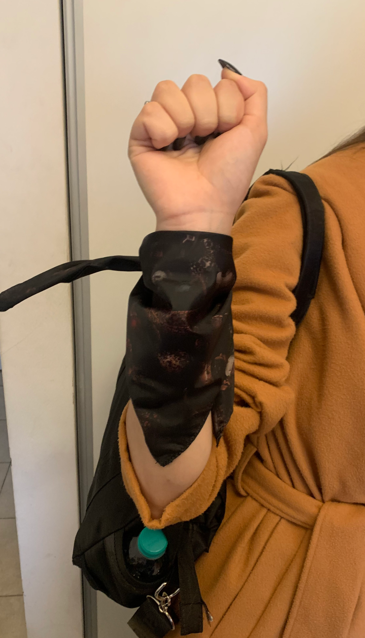 Pañuelo atado en la muñeca con el puño levantado