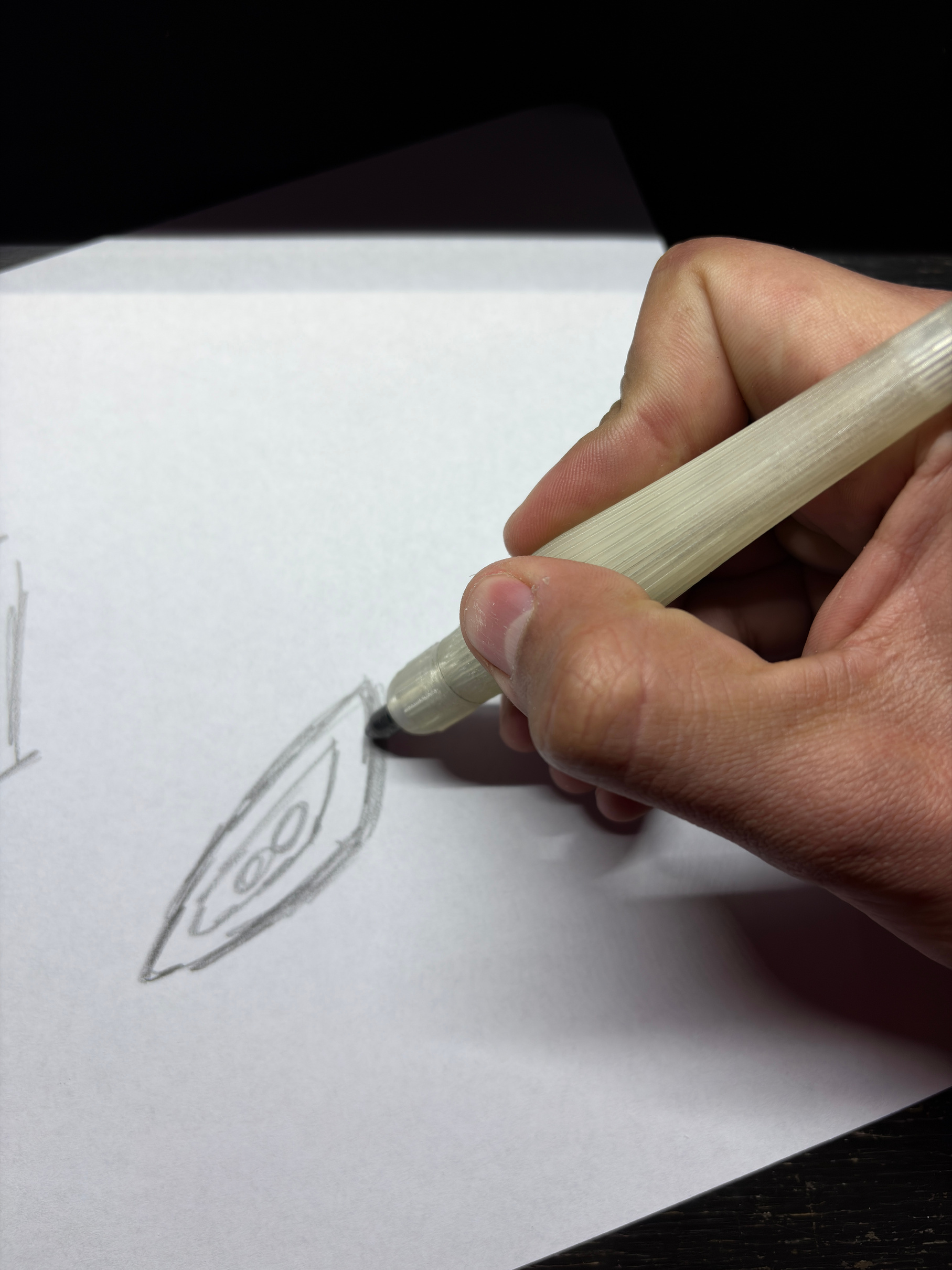 Portaminas en uso durante un boceto sobre papel