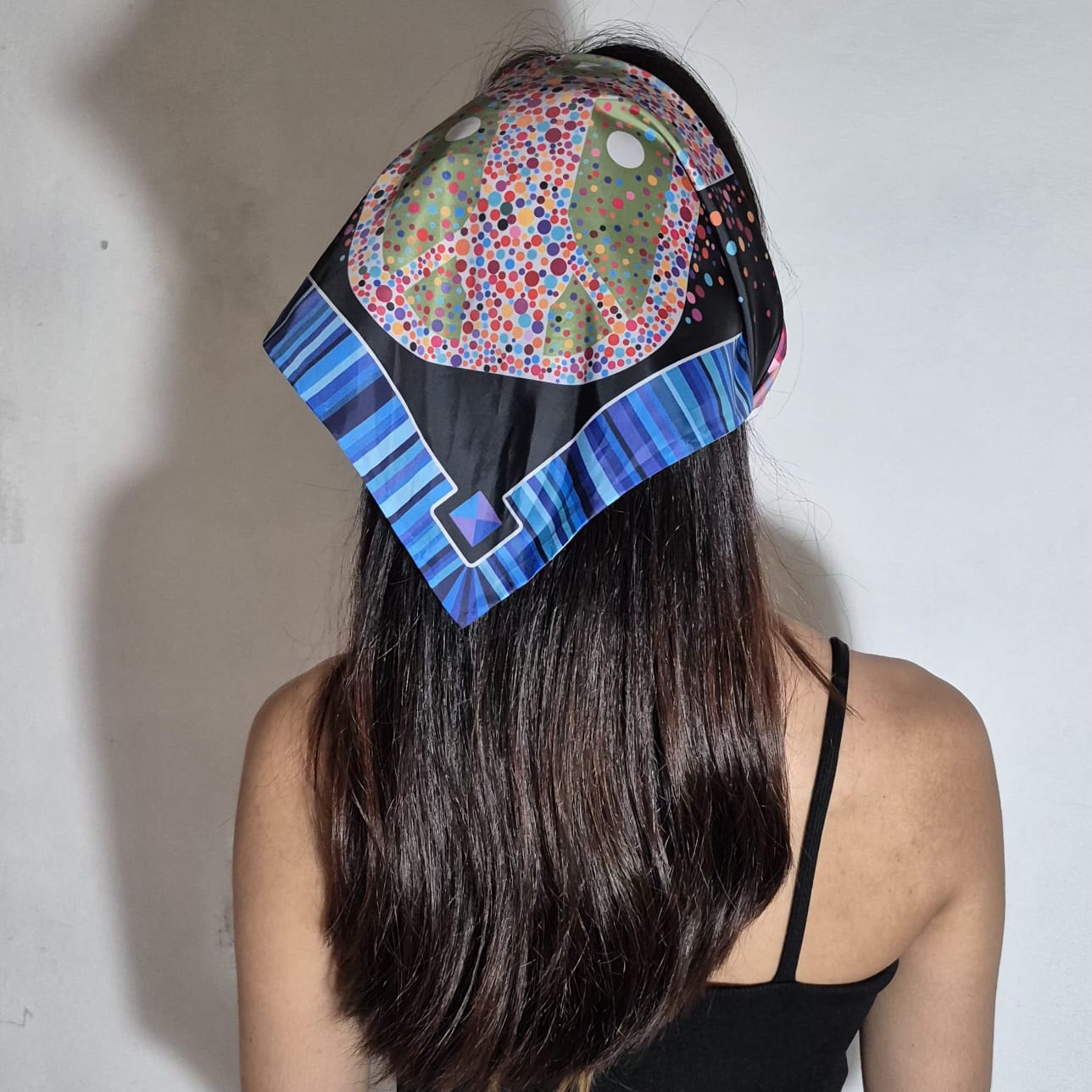Pañuelo usado en la cabeza con puntos de colores y tramas