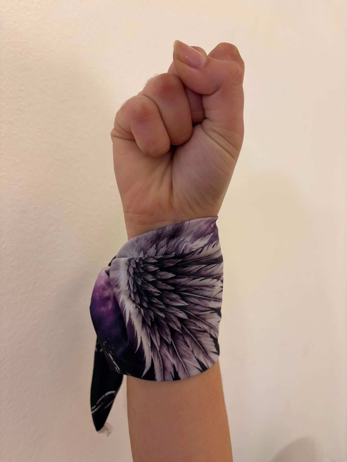 Pañuelo usado atado en la muñeca