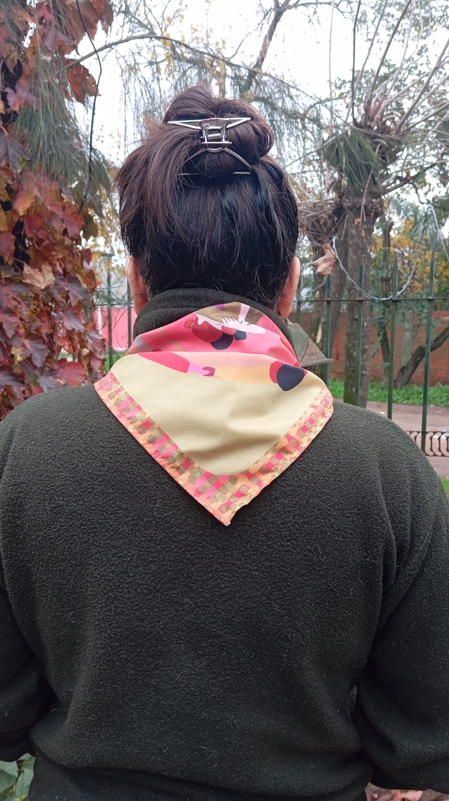 Pañuelo usado al cuello o sobre la espalda
