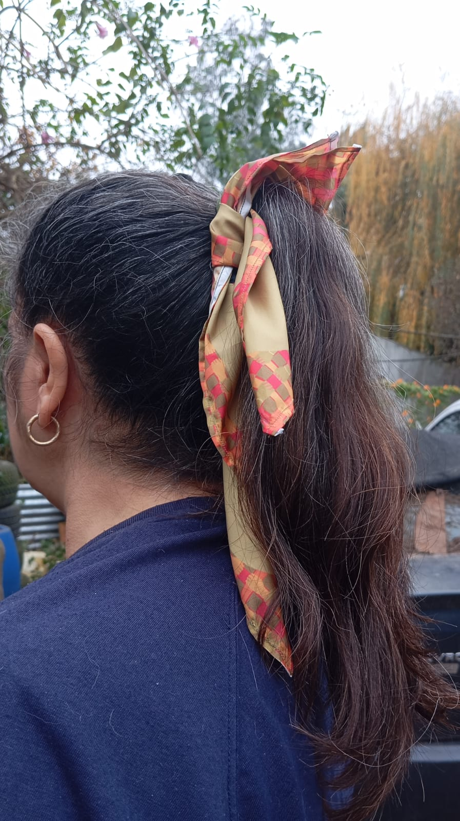 Pañuelo usado como vincha en el pelo