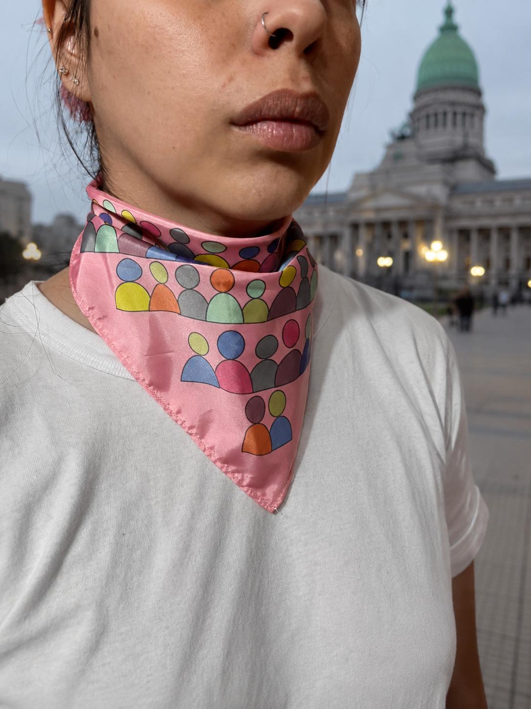 Pañuelo usado al cuello frente al Congreso