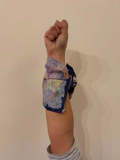 Pañuelo usado atado en la muñeca