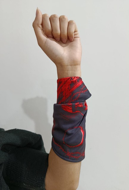 Pañuelo usado atado en la muñeca