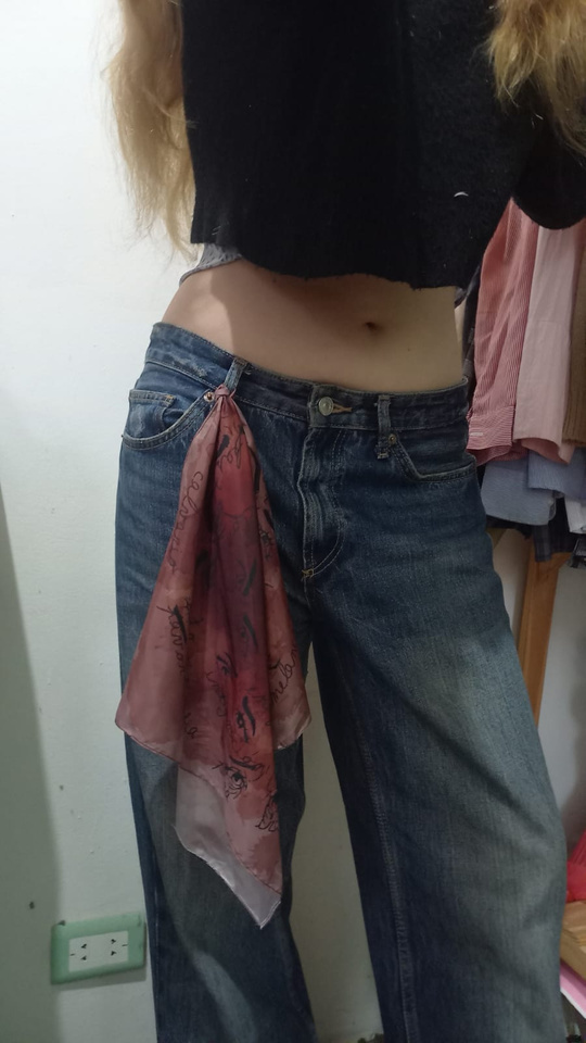 Pañuelo usado como accesorio en el pantalón