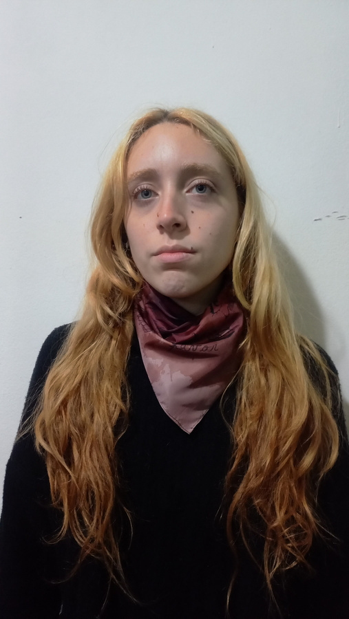 Pañuelo usado al cuello por Valentina Pampuri