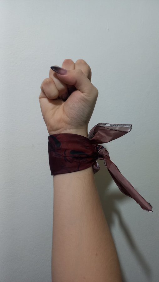 Pañuelo atado en la muñeca