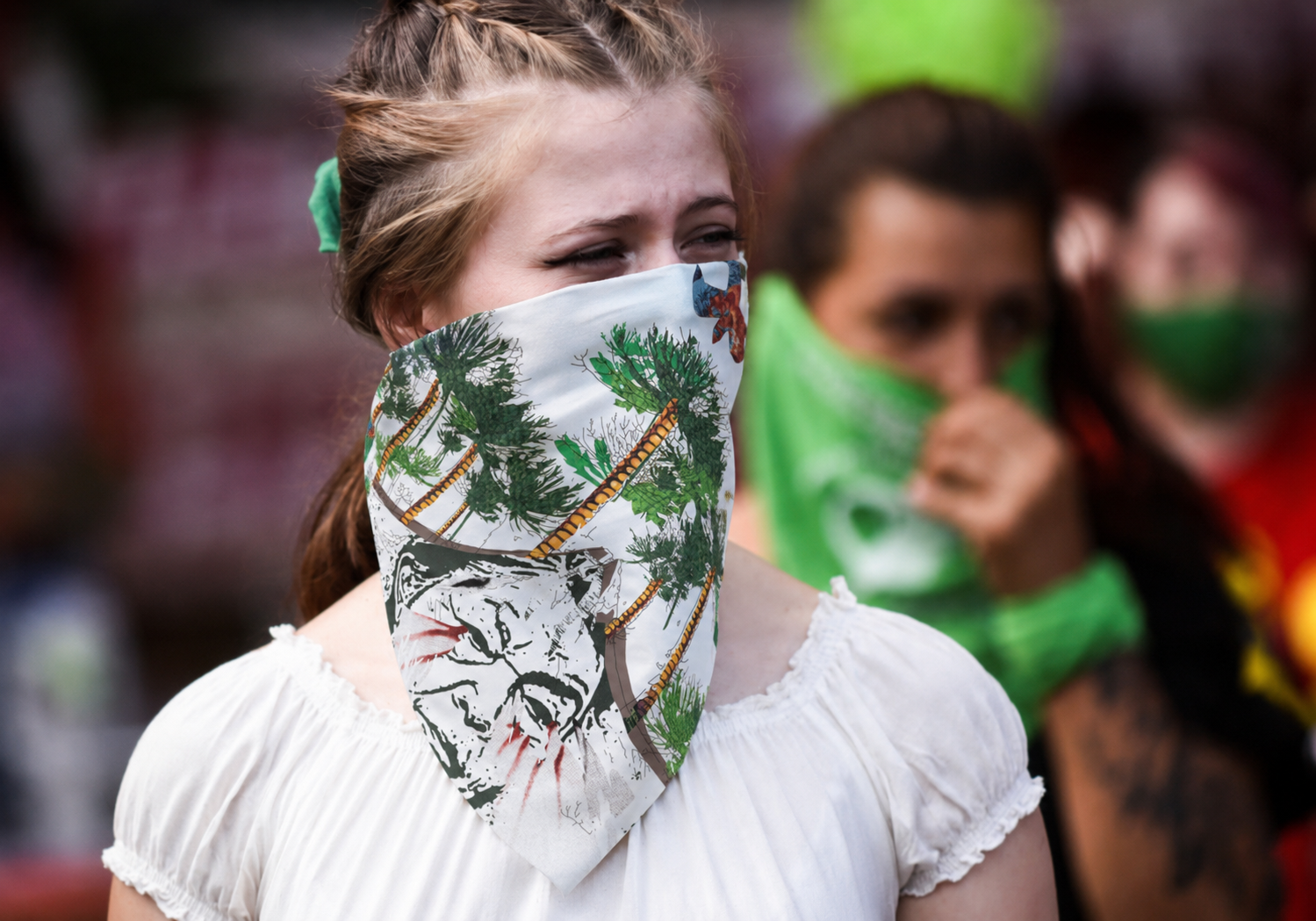 Pañuelo usado cubriendo el rostro en contexto de marcha