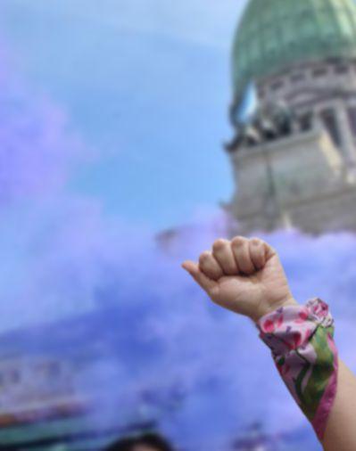 Pañuelo usado en la muñeca durante una marcha
