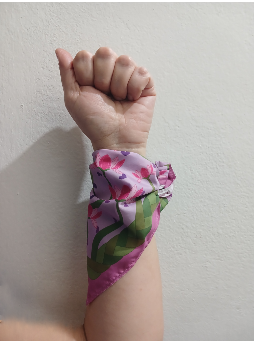 Pañuelo usado atado en la muñeca